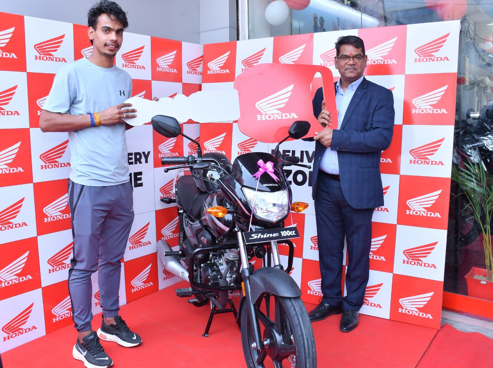 honda-motorcycle-scooter-india-honors-manesar-half-marathon-champion-with-shine-100