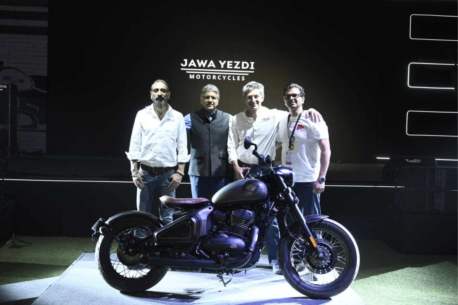 jawa-yezdi-motorcycles-introduces-new-stealth-dual-tone-perak-with-exciting-updates-for-2024-bobber-gets-a-facelift